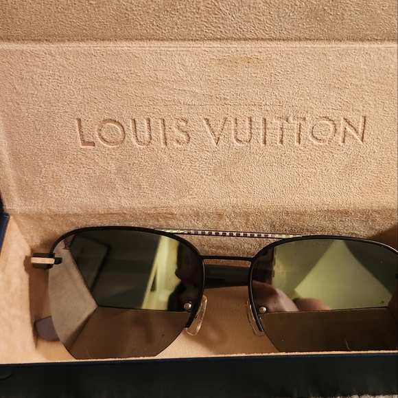 Louis Vuitton Accessories Louis Vuitton Ash Z06e 9c5 Sunglasses